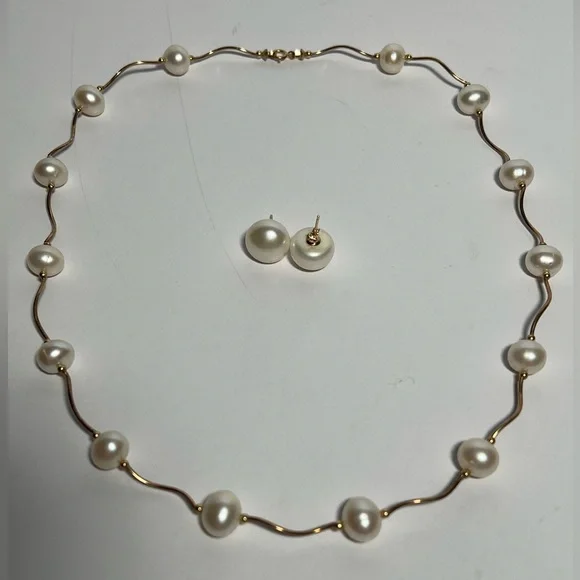 Elegant 14 K Gold and Pearl Necklace and Earring Set - Picture 3 of 6